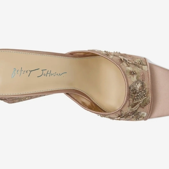 🩷🔹️Betsey Johnson🔹️blush Roo Heeled Floral Embroidered Heels Sandals - Picture 2 of 7